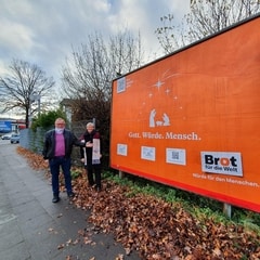 Gott. Würde. Mensch. Gott. Würde. Mensch. Bettina Gummel stellte das Plakat von BROT FÜR DIE WELT nahe der Nommensenkirche auch dem General-Anzeiger vor.
