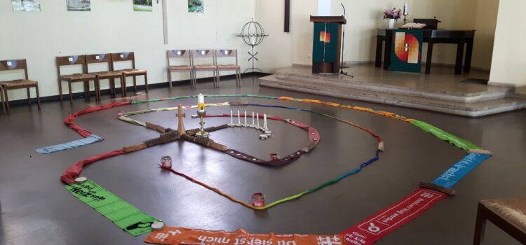 Komm und sieh und geh – Kirchenlabyrinth Versöhnungskirche Komm und sieh und geh – Kirchenlabyrinth Versöhnungskirche