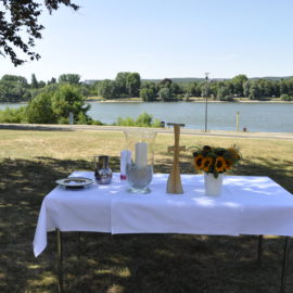 Gottesdienst mit Taufen am Rhein